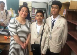 Yasir Rafif Parenrengi bersama ibu angkatnya di Tokyo, Jepang. Rafif adalah satu dari 10 siswa SMP Athirah 2 yang mendapat kesempatan belajar di Jepang. (foto: handover)