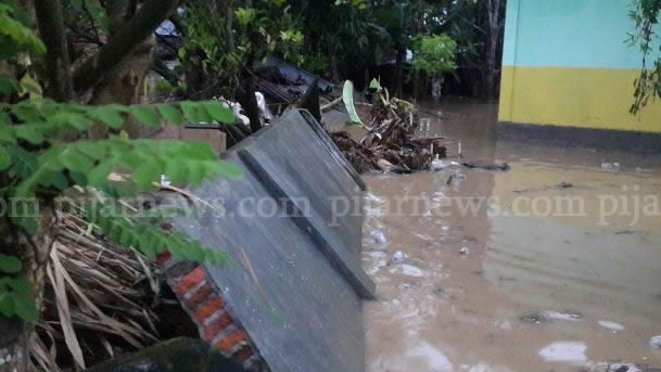 Dinding sekolah roboh akibat banjir bandang. Gambar: Fauzan, Pijarnews.