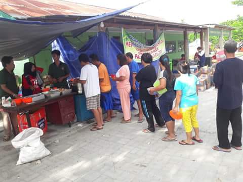 Relawan Barru Buka Dapur Umum di Pengungsian Korban Gempa dan Tsunami