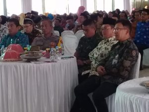 Ketua BPH UM Parepare, Yasser Latief (pakai songkok dan batik) bersama sejumlah undangan acara Milad Muhammadiyah ke 106. 