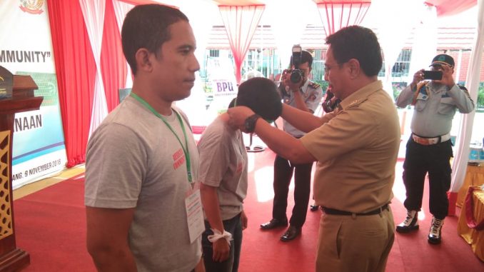 Bupati Pinrang, Andi Aslam Patonangi mengalungkan tanda peserta pelatihan kepada warga binaan rutan kelas II Pinrang.