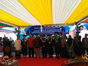 Muhammad Syahril R, (pegang tali toga) saat foto bersama usai penobatan sebagai mahasiswa terbaik UM Parepare 2018. 