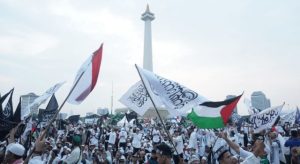 Peserta Reuni 212 mengibarkan sejumlah bendera di kawasan Monumen Nasional, Jakarta (Sumber Foto: Nugroho Sejati/kumparan)