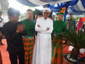 Tim Kesenian Sidrap foto bersama Gubernur Sulsel Nurdin Abdullah.  