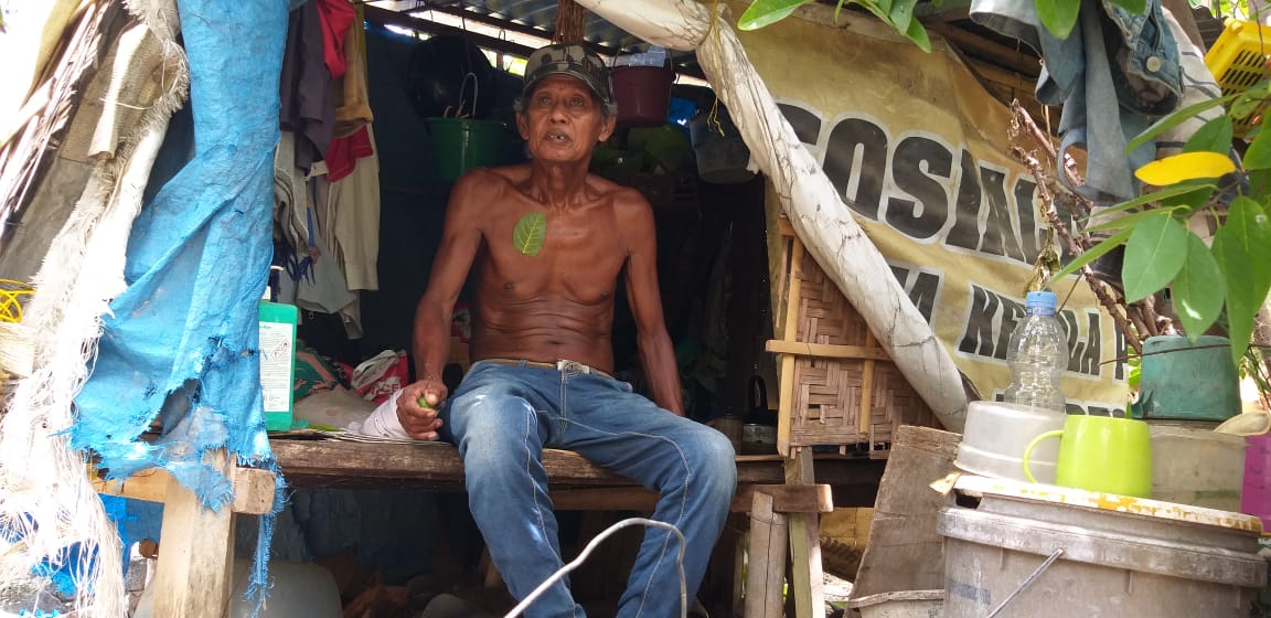 Kakek Hakim sedang berada di Gubuk Reyotnya.