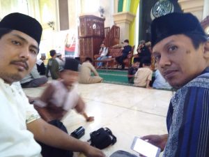 Jamaah Masjid Agung berswafoto