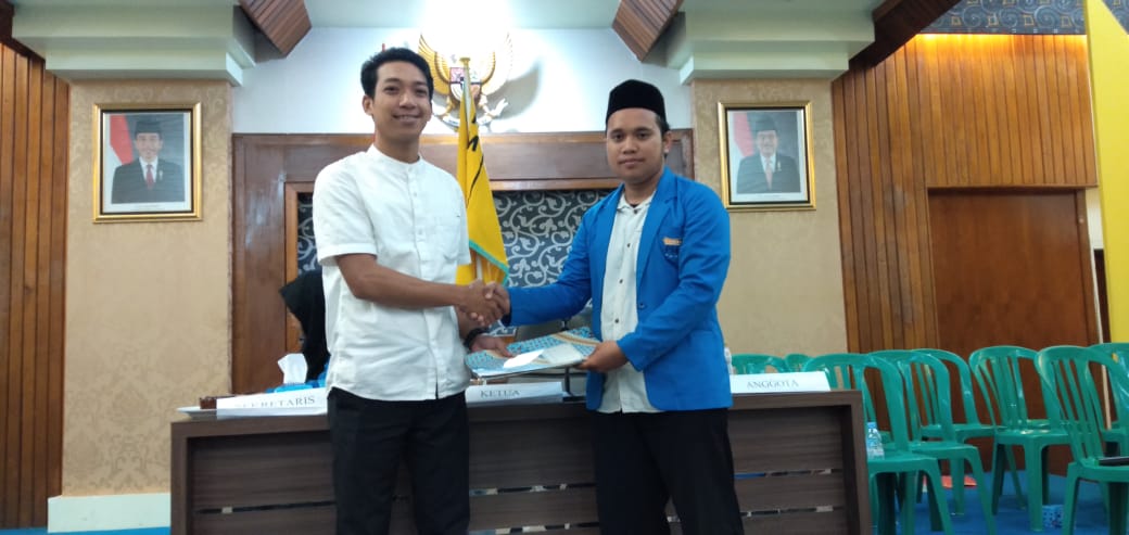 Irfan Parumpu, mantan Pimcab PMII Parepare (pakai baju putih) menyerahkan kepemimpinannya kepada Zulkifli (Pakai Jas Biru) untuk periode 2019/2020. --amir/pijarnews--