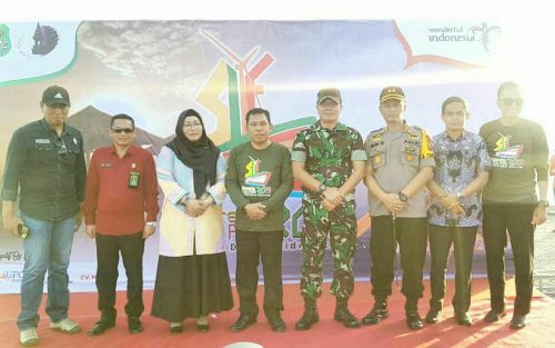 Wakil Bupati Sidrap, H Mahmud Yusuf (tengah) bersama pejabat Muspida saat pembukaan Festival Danau Sidenreng.