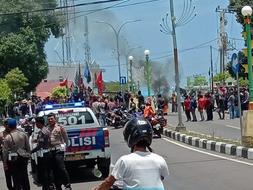 Mahasiswa berunjukrasa tolak kenaikan iuran BPJS Kesehatan di Jalan Jenderal Sudirman, depan Kantor DPRD Parepare, Selasa (17/9/2019). --foto kiriman hendro--