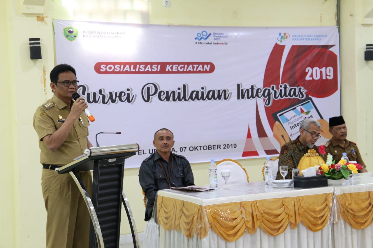 Bupati Barru, Suardi Saleh saat memberi sambutan pada kegiatan sosialisasi Survei Penilaian Integritas di Hotel Youtefa, Barru, Senin 7 Oktober 2019.