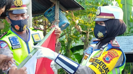 Ada Warga Pinrang Seumur Hidupnya Baru Pasang Bendera Usai Kasat Lantas Lakukan Ini