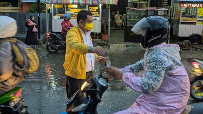 Sambangi Tokoh Senior dan Bagi-bagi Masker, Cara Golkar Parepare Sambut HUT Ke-56 2