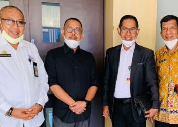 Tokoh Literasi Sulsel, Bachtiar Adnan Kusuma (dua kiri) bersama Kadis Pendidikan Sulsel, Prof Muhammad Jufri (dua dari kanan)