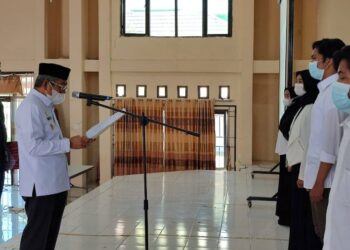 Gubernur Sulbar Ali Baal Masdar melantik Pengurus Ikatan Keluarga Mahasiswa Sulawesi Barat (IKMSB) Malang Periode 2021-2022, Rabu (28/7/2021) di Aula Asrama Haji Mamuju