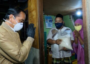 Jokowi  Bagikan Sembako dan Paket Obat untuk Masyarakat Isoman