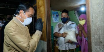 Jokowi  Bagikan Sembako dan Paket Obat untuk Masyarakat Isoman