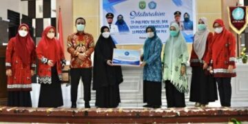 Naoemi Octarina Serahkan Rp150 Juta untuk Penanganan Stunting dan Gizi di Palopo
