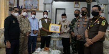 Plt Gubernur Sulsel Serahkan Rp3,5 Miliar untuk Bantuan Keuangan dan Penanganan Banjir Jeneponto