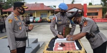 Acara Sertijab di Polres Sidrap Diwarnai Tangis Haru