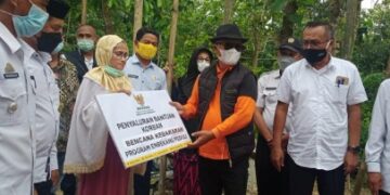 Didampingi Baznas Enrekang, Bupati Serahkan Bantuan Pada Korban Kebakaran di Cendana