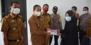 Serahkan Kartu Program Sembako dan PKH, Bupati Sidrap Ingatkan Warga Waspadai Covid-19