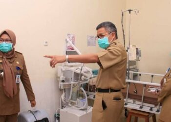 Taufan Pawe Pastikan Kamar dan Tempat Tidur Ruang Isolasi Pasien Covid-19 Aman