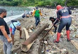 Pemkot Parepare Lakukan Aksi Bersih-bersih Pesisir Pantai, Wawali Pangerang Rahim Turut Hadir