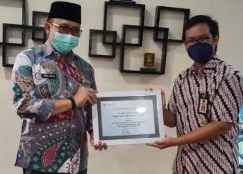 Sekda Parepare Terima Penghargaan dari KPP Pratama