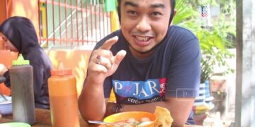Video: Pedagang Bakso Ini Selalu Diserbu Pelanggan