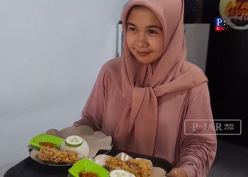 Video: Murah dan Enak Ayam Geprek Sambal Cobek Parepare