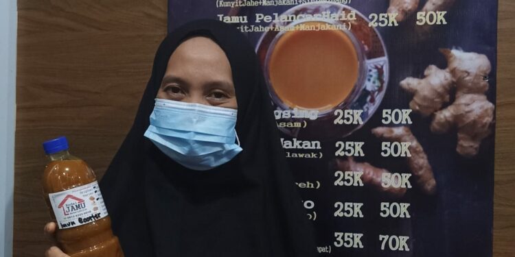 Herlina, di kedai jamu usaha miliknya, Ruko Beverlyhills, Antang Makassar