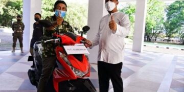 Kakek Inspirator Vaksin’ Terharu Dapat Hadiah Motor dari Plt Gubernur Sulsel