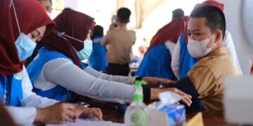 Plt Gubernur Sulsel Tinjau Pelaksanaan Vaksinasi Bagi 200 Pelajar di SMAN 1 Pinrang