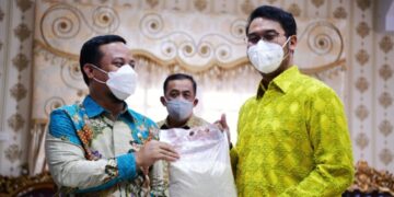 Plt Gubernur  Sulsel Serahkan Bantuan Logistik dan Hibah Masjid ke Bupati Sinjai
