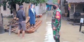 Diterjang Banjir, Warga dan Perangkat Daerah di Lutra Gotong Royong