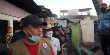 Plt Gubernur Sulsel Salurkan Bantuan untuk Korban Kebakaran di Makassar