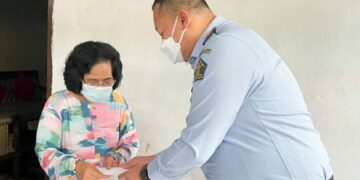 Usai Ikuti Pidato Kenegaraan, Kakanim Bantu Pensiunan Kanim Parepare