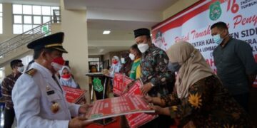 Usai Upacara HUT ke-76 RI, Pemkab Sidrap Serahkan Bantuan Sosial
