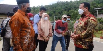 Ditemui PLT Gubernur, Selain Syukur Jalan di Aspal Warga Kamiri Minta Penerangan dan Jaringan Telepon