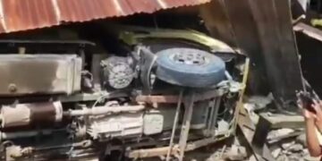 Diduga Sopir Ngantuk, Mobil Truk Muatan Kerikil Seruduk Rumah Warga