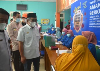 Gubernur Sulbar Pantau Vaksin di Pamboang, Ingatkan Tegakkan 3 T