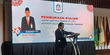 FOTO : Rektor IAKN Toraja Orasi Ilmiah di Pembukaan Kuliah di IAIN Parepare