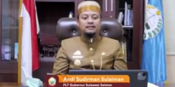Kenakan Pakaian Khas Bugis, Plt Gubernur Sulsel Ikuti Rapat Paripurna 17 Tahun Sulawesi Barat