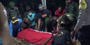 Isak Tangis Warnai Pemakaman Pratu Sul Ansyari, Prajurit TNI yang Gugur di Papua Barat