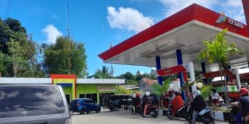 Puluhan Kendaraan Mengantre di SPBU Parepare