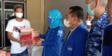 Sambangi Kantor DPC Partai Demokrat Sidrap, Andi Nurpati Bagikan Sembako