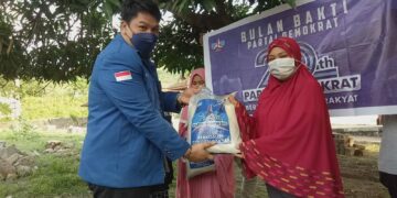 Wujud Syukur Dua Dekade Partai Demokrat, HBN Bagikan Ratusan Paket Beras ke Warga