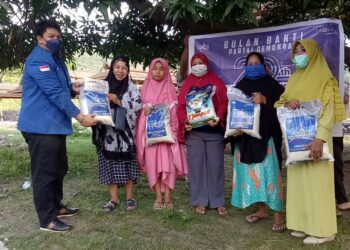 Wujud Syukur Dua Dekade Partai Demokrat, HBN Bagikan Ratusan Paket Beras ke Warga