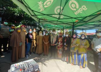 Cara Unik Panitia Menyambut Peserta Vaksin, Mengenakan Pakaian Adat