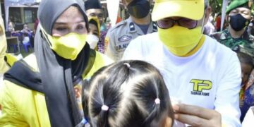 WalI Kota Parepare, Taufan Pawe didampingi Ketua DPRD Sulsel, Andi Ina mengamati vaksin warga Pulau Barrang Lompo